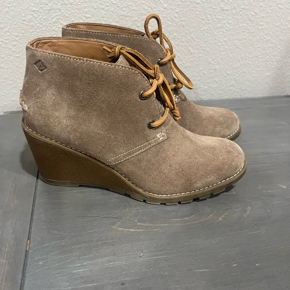 Sperry Top Sider Stella Prow Women’s 7 M Ankle Taupe Suede Wedge Bootie